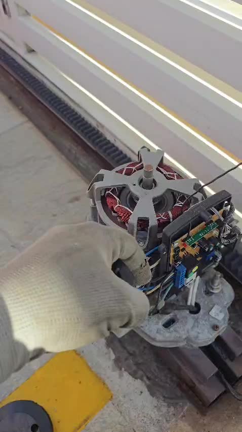 Técnico com luva apontando componente na placa do motor de portão